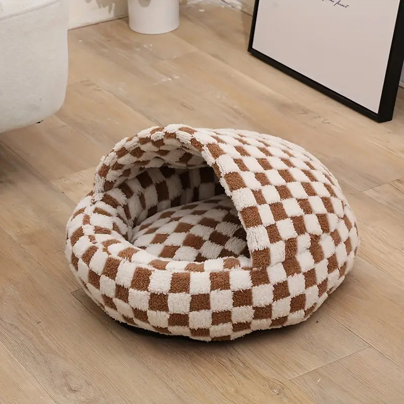 Shell-shaped cat house with soft plush material