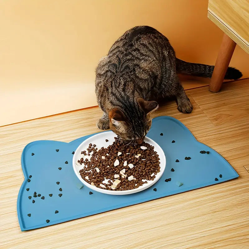 Cat eating on Blue Feeding Cat Feeding Mat  - Absorbent and Non-Slip
